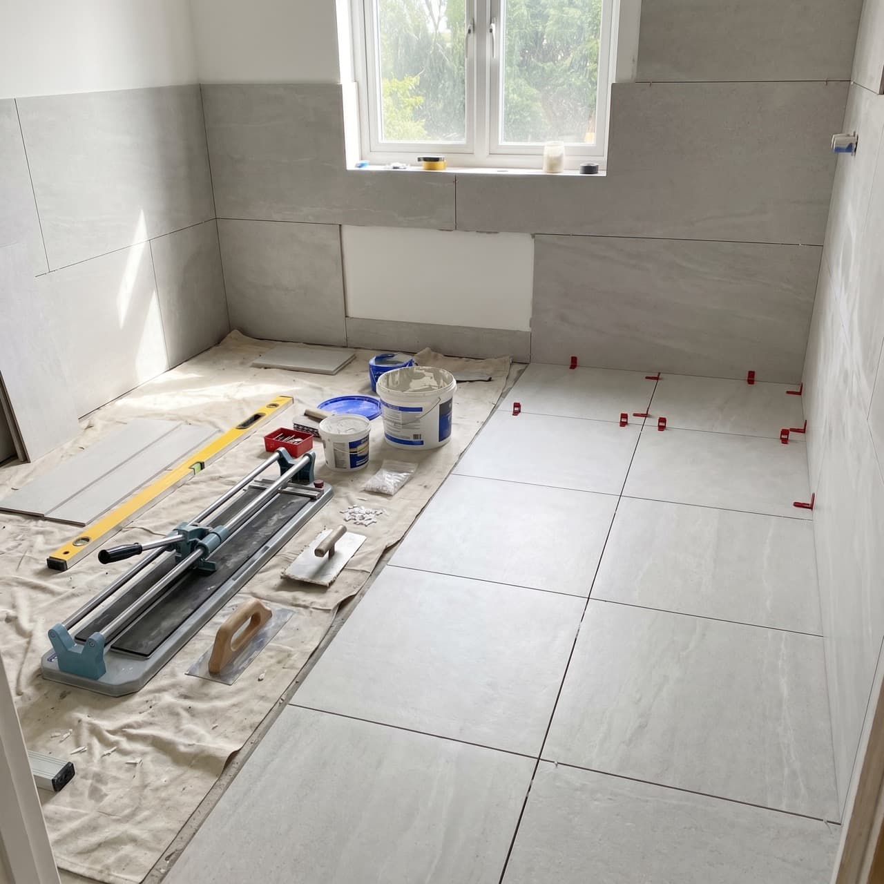 Alicatado y pavimento en reforma de baño en Barcelona
