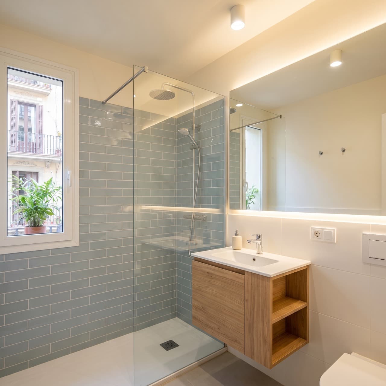 Reforma de baño pequeño en Barcelona con ducha y mueble compacto