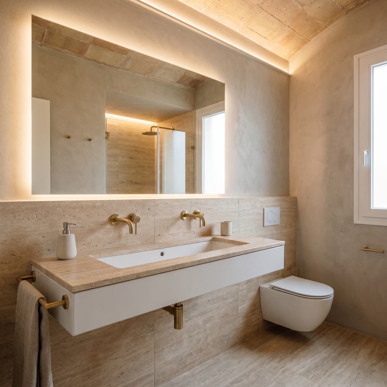 Sanitarios y mobiliario en baño reformado en Barcelona