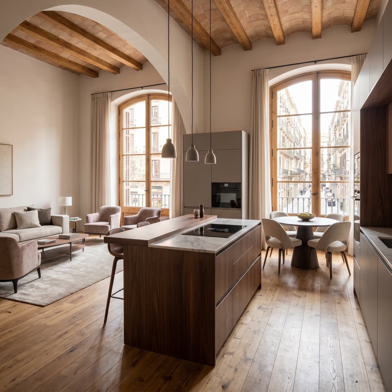Cocina abierta al salón en piso de Barcelona con isla central y diseño contemporáneo