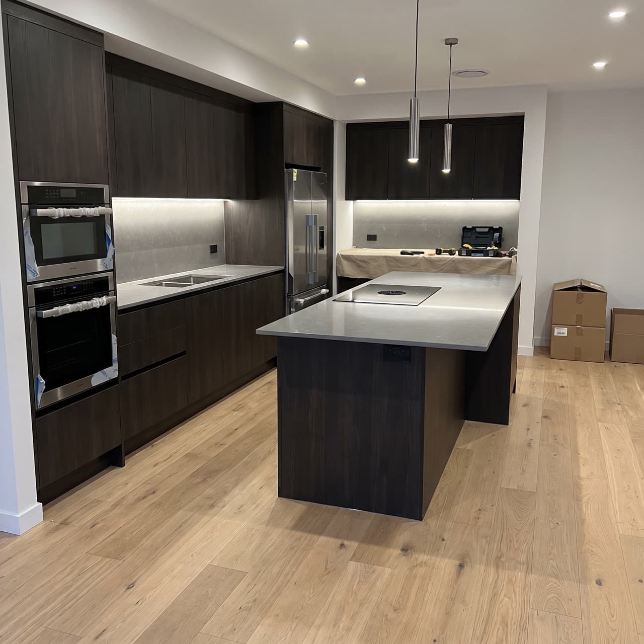 Reforma completa de cocina en Barcelona con muebles, encimera, iluminación e instalaciones renovadas