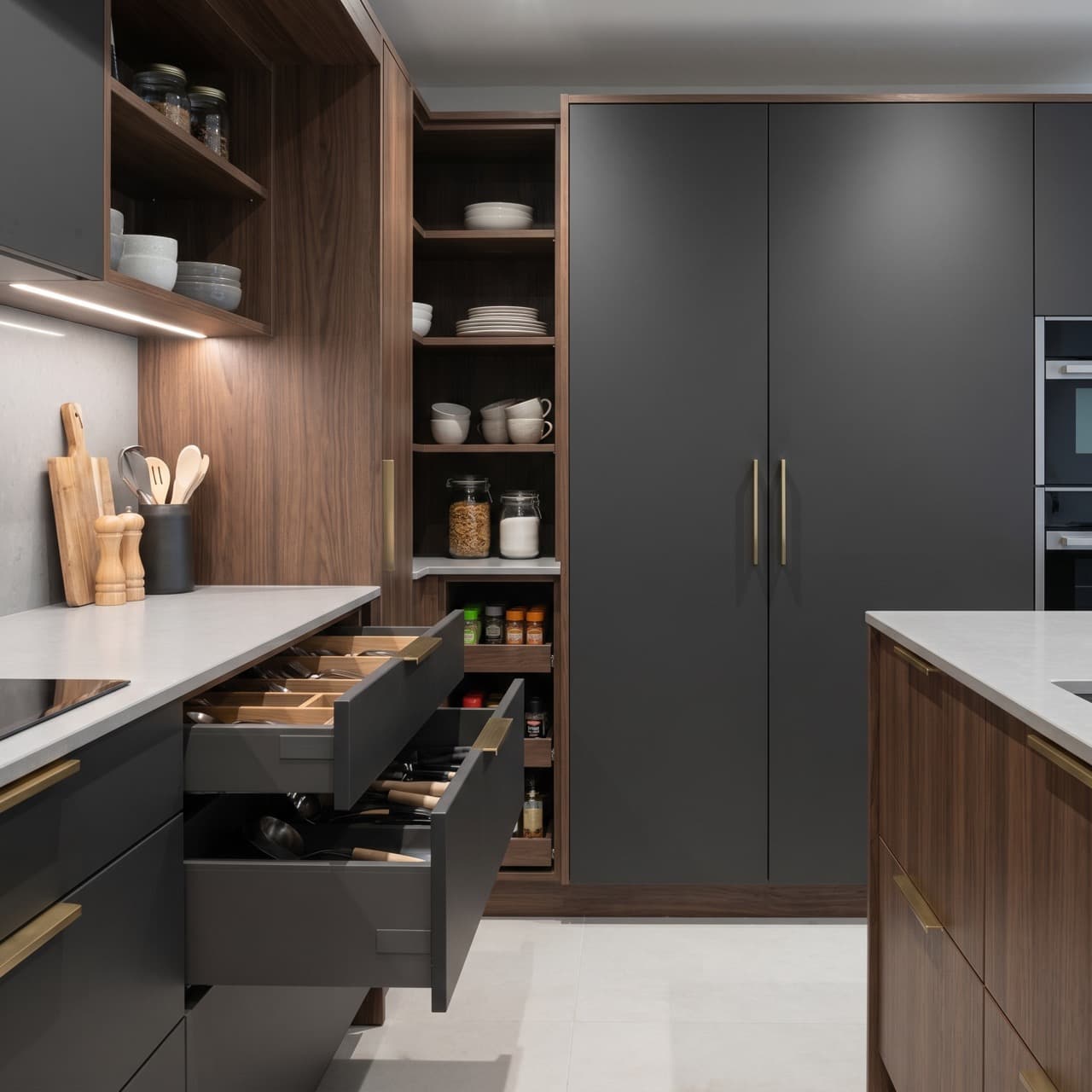 Mobiliario de cocina a medida con almacenamiento integrado y acabado moderno