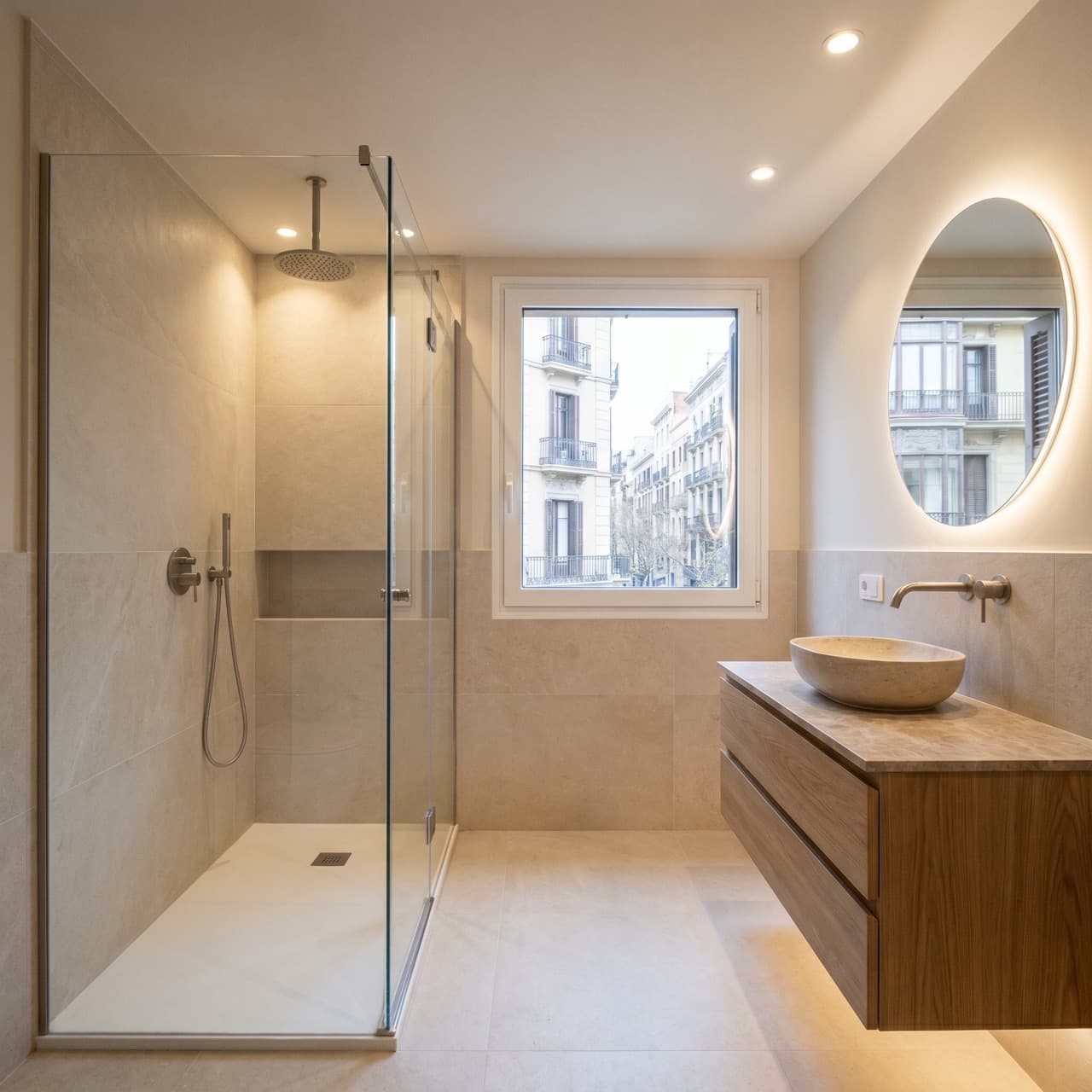 Baño reformado en Barcelona con ducha y acabados actuales